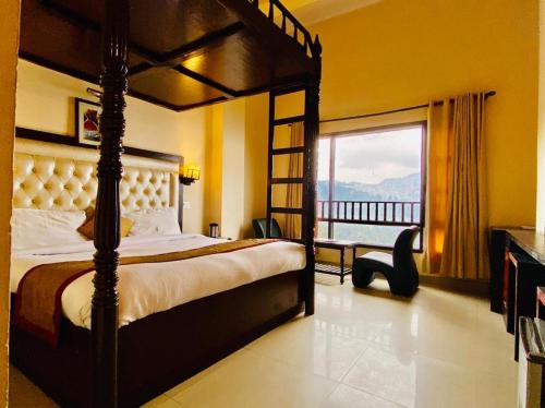 1 dormitorio con cama y vistas al océano en Hotel Aachman Regency with Rooftop Terrace en Shimla