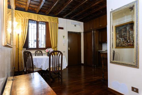 een eetkamer met een tafel en een keuken bij Apartment Julia Guesthouse in Rome