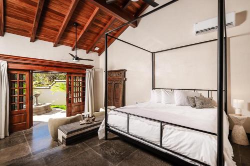 Schlafzimmer mit Himmelbett und Terrasse in der Unterkunft Casa Libelula in Tamarindo