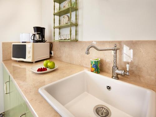 Alfama Cozy Studios by Get Your Stay