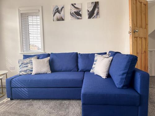 a blue couch sitting in a living room at Wembley Stadium Central Modern & Cozy Apartment in London