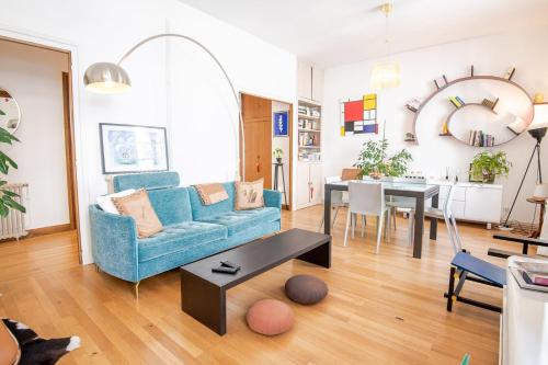 un salon avec un canapé bleu et une table dans l'établissement Les Nocturnes de Chopin, à Tours