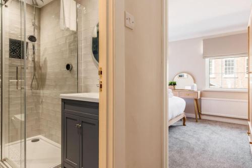 een badkamer met een douche en een wastafel bij Edward Cottage in Poole