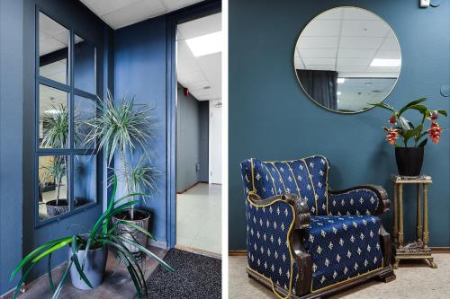 卡爾斯克魯納的住宿－得羅寧家塔斯旅舍，蓝色的房间,配有椅子和镜子
