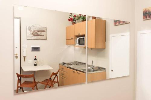 eine Küche mit einer Spüle und einer Arbeitsplatte in der Unterkunft Reparata- Cozy nest looks for solo traveller in Florenz