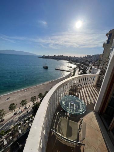 balcón con vistas a la playa y al océano en Monte Cristo Hotel with rooftop pool, en Sarandë