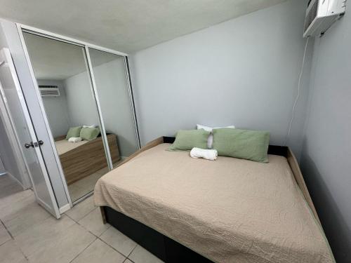 13th Floor Apartment with Nice View in Bahía A tesisinde bir odada yatak veya yataklar
