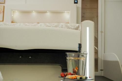 a blender sitting on a table next to a bed at Cascina Ridolfi - Il Nido d'Amore in Spello