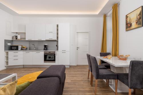 eine Küche und ein Wohnzimmer mit Tisch und Stühlen in der Unterkunft Mary apartment #2 in Rijeka