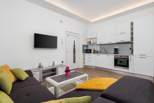 ein Wohnzimmer mit Sofa und Tisch in der Unterkunft Mary apartment #2 in Rijeka