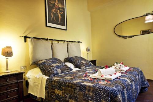 ein Schlafzimmer mit einem Bett mit zwei Puppen drauf in der Unterkunft Vigna1- Big 1 bedroom apartment in Florence center in Florenz