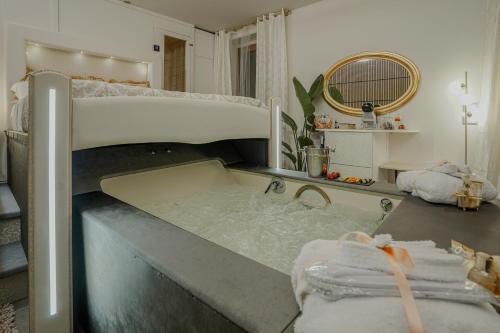 La salle de bains est pourvue d'une baignoire et de lits superposés. dans l'établissement Cascina Ridolfi - Il Nido d'Amore, à Spello