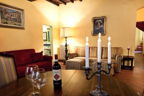ein Wohnzimmer mit einem Tisch mit Kerzen und Weingläsern in der Unterkunft Vigna1- Big 1 bedroom apartment in Florence center in Florenz