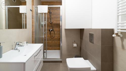 a bathroom with a shower and a sink and a toilet at Apartamenty Good Time - Górna Resort in Szklarska Poręba
