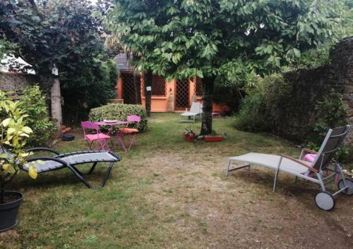 un gruppo di sedie e tavoli in un cortile di Chambre et salle d'eau privées dans maison de ville a La Roche-sur-Yon