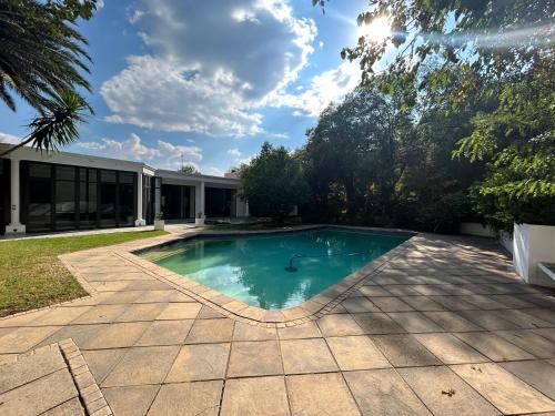 una piscina en el patio trasero de una casa en Elegant Guest House Sandton, en Johannesburgo