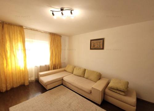 ein Wohnzimmer mit einem Sofa und einem Fenster in der Unterkunft City Center Chic Apartment in Bukarest
