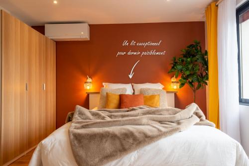 ein Schlafzimmer mit einem Bett mit einer Decke darauf in der Unterkunft Studio Delorme in Bagneux