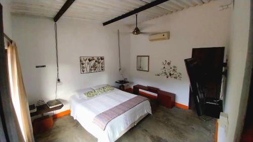 een slaapkamer met een groot bed in een kamer bij Casa San Cayetano in Santa Marta