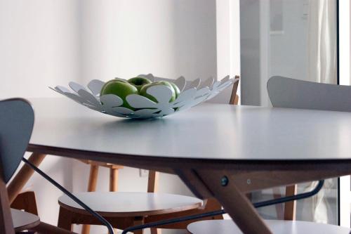 eine Schale Obst auf einem Tisch mit Stühlen in der Unterkunft Aljamar 24 Comfortable house near Burriana Beach in Nerja