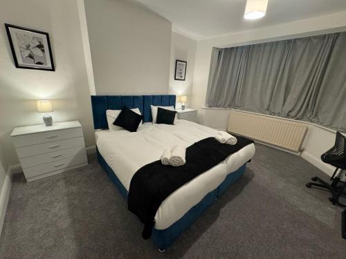 - une chambre avec un grand lit et une fenêtre dans l'établissement Wembley Stadium, Modern&Cozy Apartment with Garden, à Londres