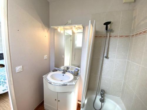 y baño con lavabo y ducha. en Charmant appartement rénové à neuf 4 personnes à Hennebont - MATÉO, en Hennebont