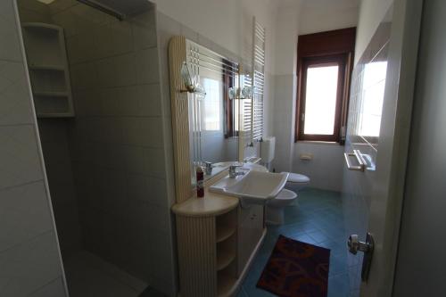 サルヴェにあるCasa Elena Giallaのバスルーム(洗面台2つ、トイレ2つ付)