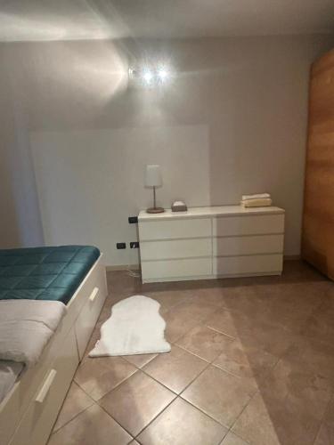 um quarto com uma cama e uma cómoda com um candeeiro em modern apartment Legnano em Legnano