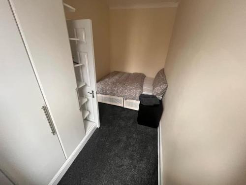 Kleines Zimmer mit einem Bett und einem Schrank in der Unterkunft Cosy 1 bed in C.London in London