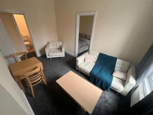 - un salon avec un canapé et une chaise dans l'établissement Cosy 1 bed in C.London, à Londres
