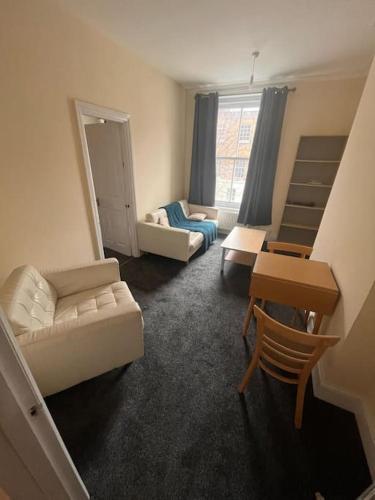 ein Wohnzimmer mit einem Sofa und einem Spiegel in der Unterkunft Cosy 1 bed in C.London in London