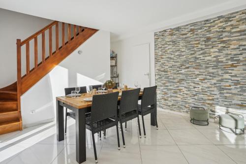 Photo de la galerie de l'établissement Chic friendly and spacious house, à Villejust