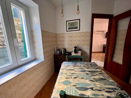 um quarto com uma cama e uma janela em RioRooms La Valletta Riomaggiore Center em Riomaggiore