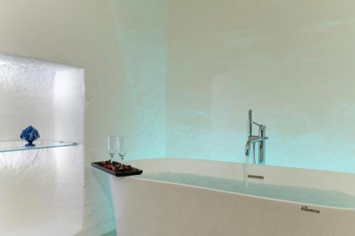 uma casa de banho com banheira e lavatório em La Dimora del Tempo by Wonderful Italy em Ostuni
