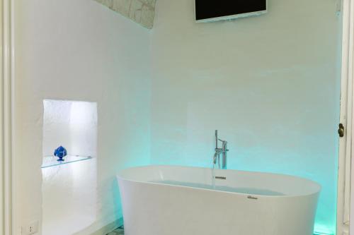 A bathroom at La Dimora del Tempo by Wonderful Italy