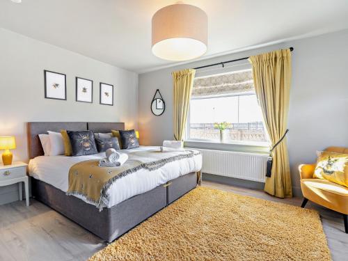 1 dormitorio con cama y ventana en 6 Bed in South Queensferry 94359 en Broxburn