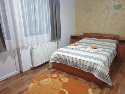 Un pat sau paturi într-o cameră la Pensiunea Vlahopol