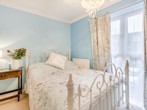 1 dormitorio con cama blanca y ventana en 3 Bed in Bewdley 93837 en Bewdley