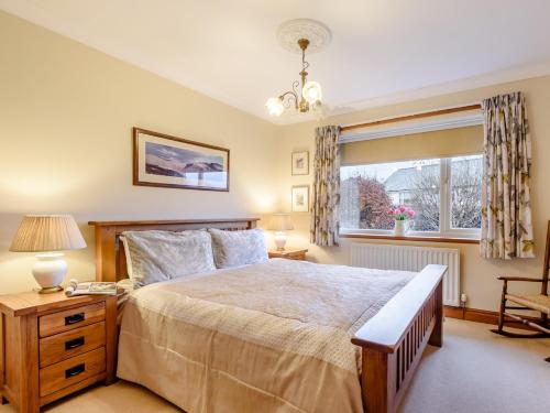 een slaapkamer met een groot bed en een raam bij 3 Bed in Portinscale 93949 in Portinscale
