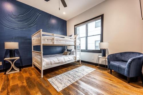 ein Schlafzimmer mit einem Etagenbett und einer blauen Wand in der Unterkunft Nashville Blues - Walk to Gulch - Rooftop Views of Downtown in Nashville