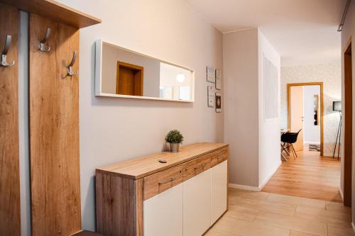 eine Küche mit einer Holztheke in einem Zimmer in der Unterkunft City Apartment Dorobantilor in Cluj-Napoca