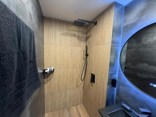 uma casa de banho com um lavatório e um chuveiro em SeaView Lazur Apartment em Burgas
