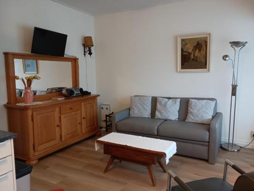 a living room with a couch and a table at Aldenhof Appartementen in Maastricht