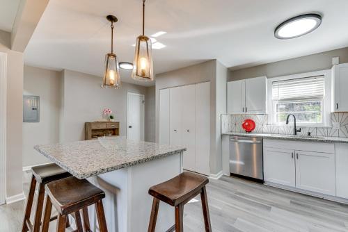 Η κουζίνα ή μικρή κουζίνα στο Pet-Friendly Mableton Home with Grill and Fire Pit!