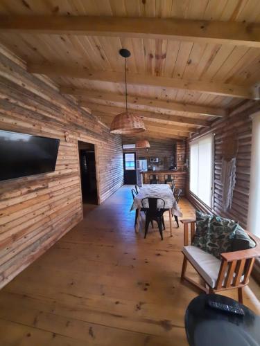 comedor con mesa y TV en una habitación en Complejo AIKA - Balneario Marisol - Oriente, en Balneario Oriente