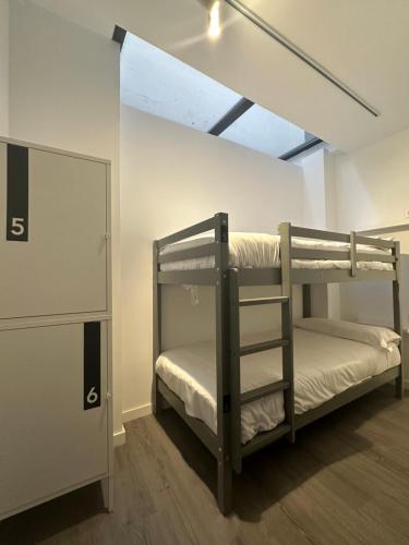 阿利坎特Hostel Alicante的客房设有两张双层床和衣柜。