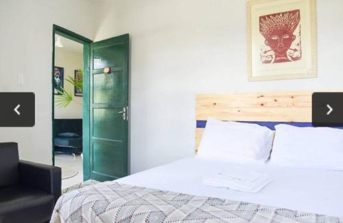 サルバドールにあるTamboleiros Hotel & Hostelのベッドルーム1室(ベッド1台付)、緑のキャビネットが備わります。