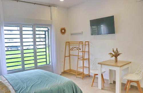 - une chambre avec un lit, un bureau et une échelle dans l'établissement La Ilusión, à Conil de la Frontera