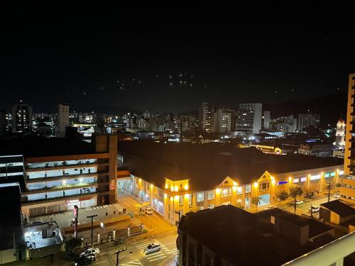 ジョインヴィレにあるApartamento Central - Andar altoの夜の街灯