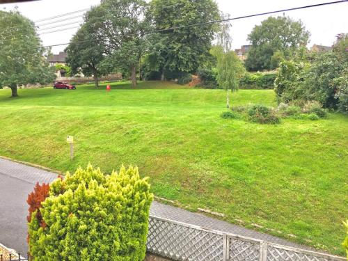 einen Blick auf einen Hof mit einem Grasfeld in der Unterkunft The Annex at Kronstad in Stroud